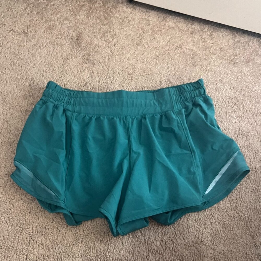 Lululemon Hotty Hot Low-Rise Lined Short 2.5"  Size 8.